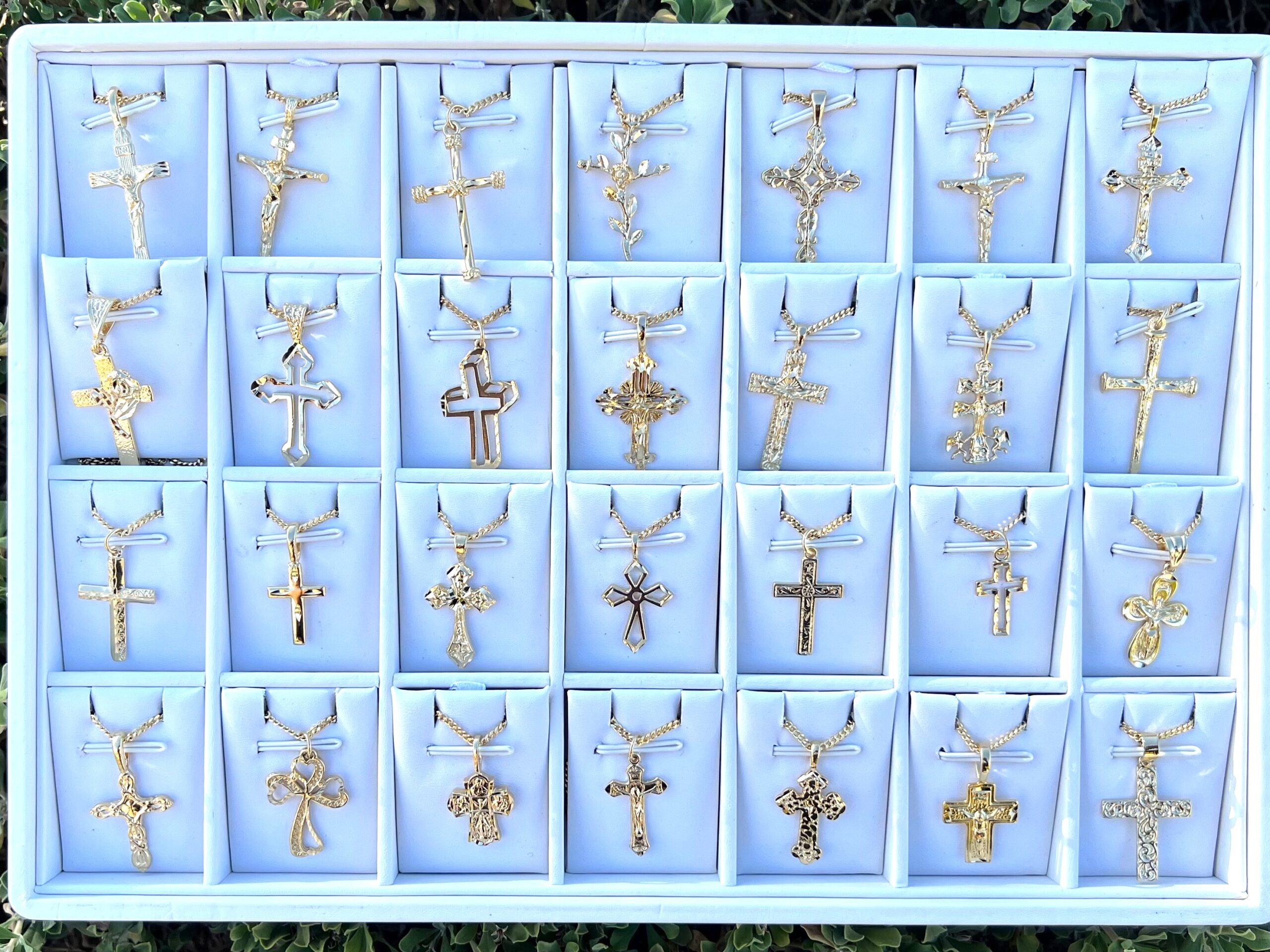 28 Regular Crosses & 28 Chains (32A-18" & 20") With Display | Collection