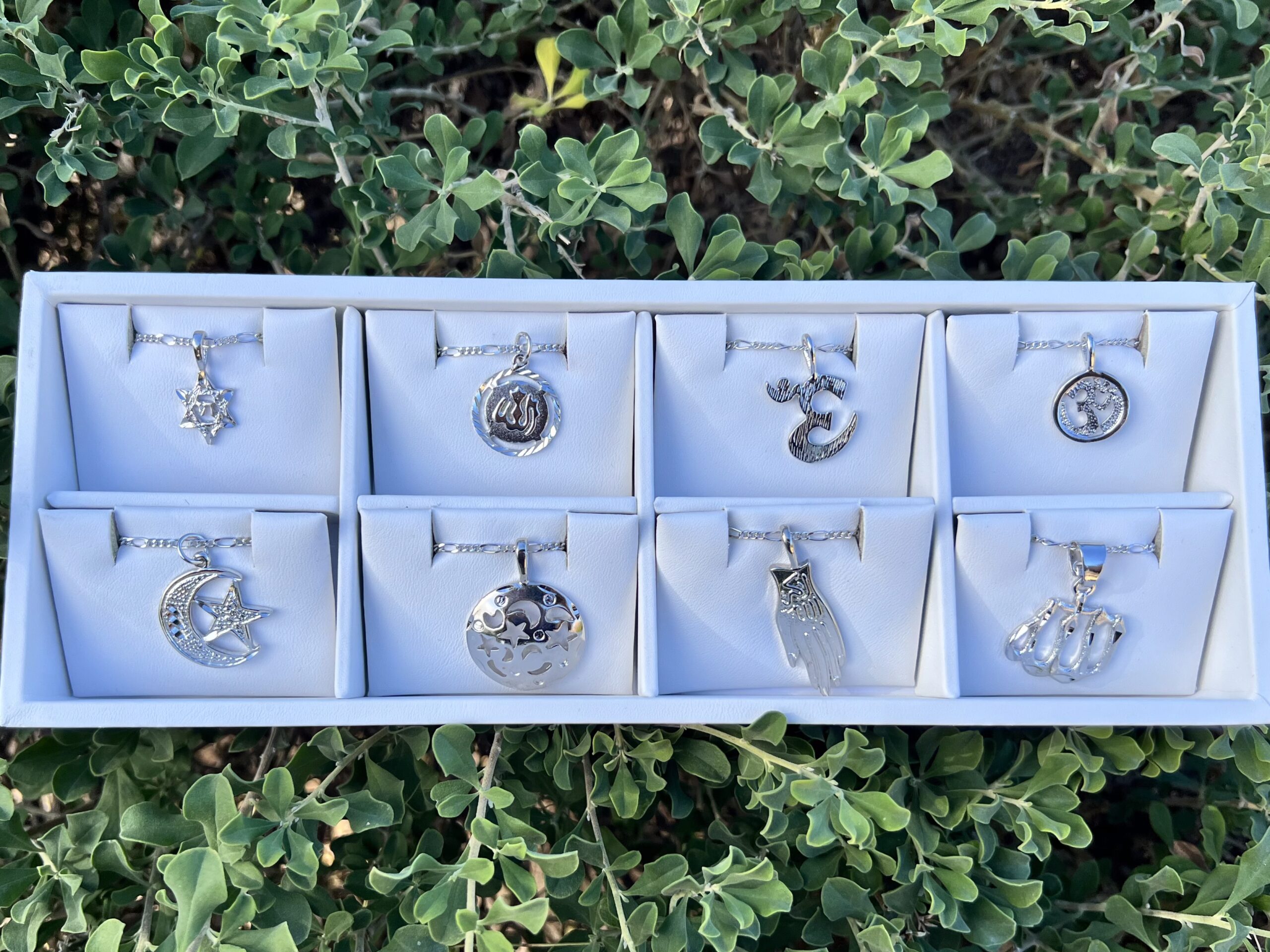 Islam - 8 Charms & Chains - with Display | Collection - Image 2