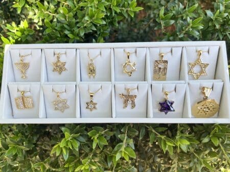Judaism - 12 Charms & Chains - With Display | Collection