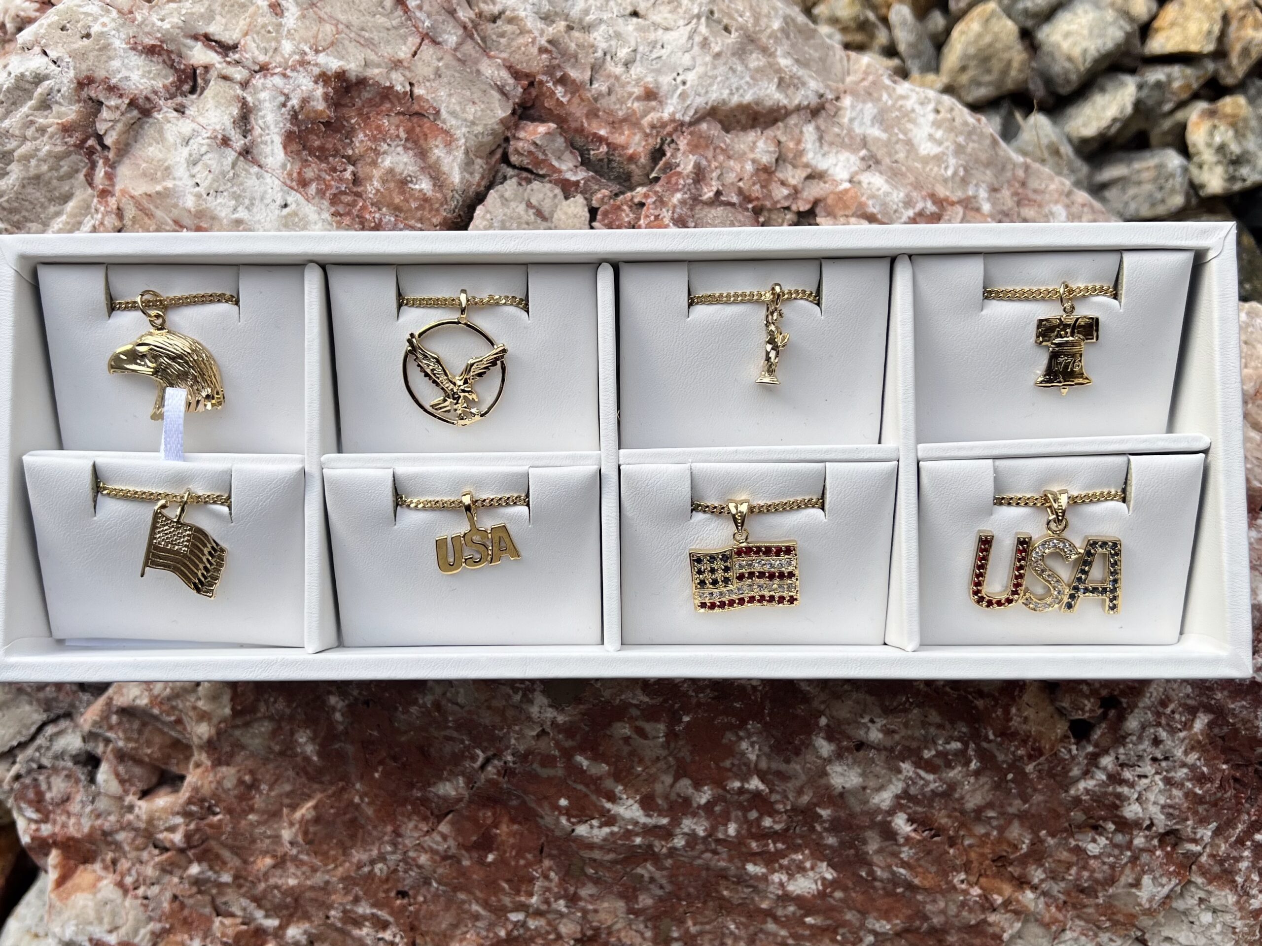 U.S.A. - 8 Charms & Chains - With display | Collection
