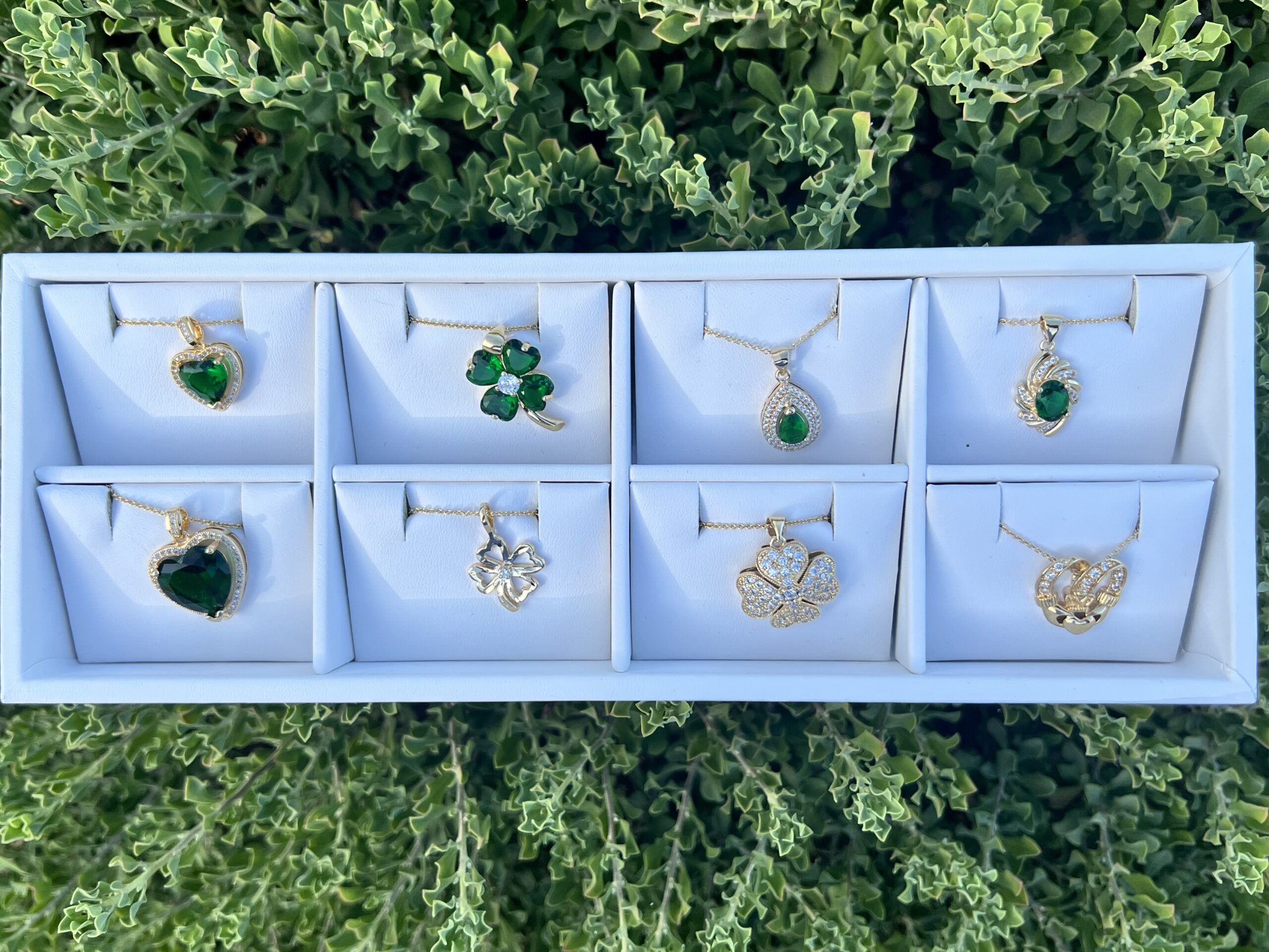 8 Emerald & Clover pendant & Chain | Collection